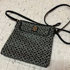 Tommy Hilfiger 🔴 crossbody - like new - super cute